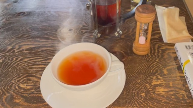 青山文庫のガラス製プレスポットと本